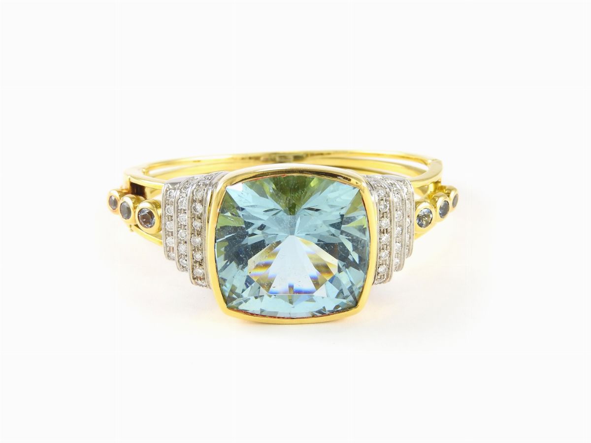 Bracciale Rigido in Oro Giallo con Diamanti e Acquamarine
