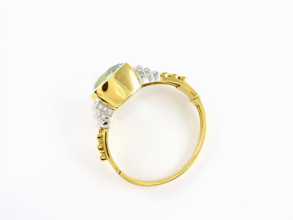 Bracciale Rigido in Oro Giallo con Diamanti e Acquamarine