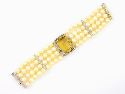 Bracciale a Quattro Fili di Perle Coltivate Akoya con Grande Quarzo Citrino Centrale