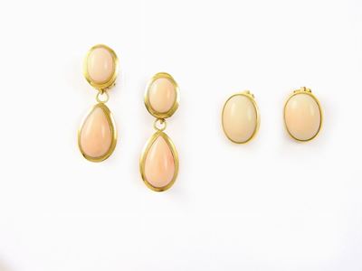 Due Paia di Orecchini in Oro Giallo e Corallo Rosa