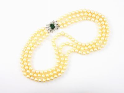 Collana a Tre Fili di Perle Coltivate Akoya con Fermezza in Oro Bianco, Diamanti e Tormalina Verd...