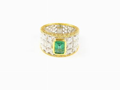 Anello a Fascia Traforata in Oro Bianco e Giallo con Diamanti e Smeraldo