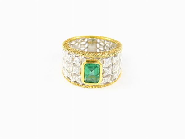 White and yellow gold wrought band ring with diamonds and emerald