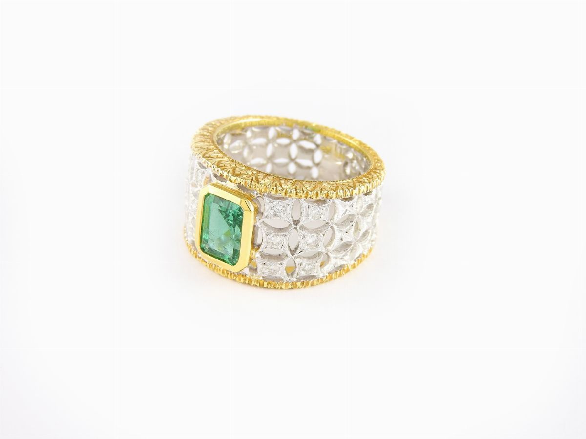 Anello a Fascia Traforata in Oro Bianco e Giallo con Diamanti e Smeraldo