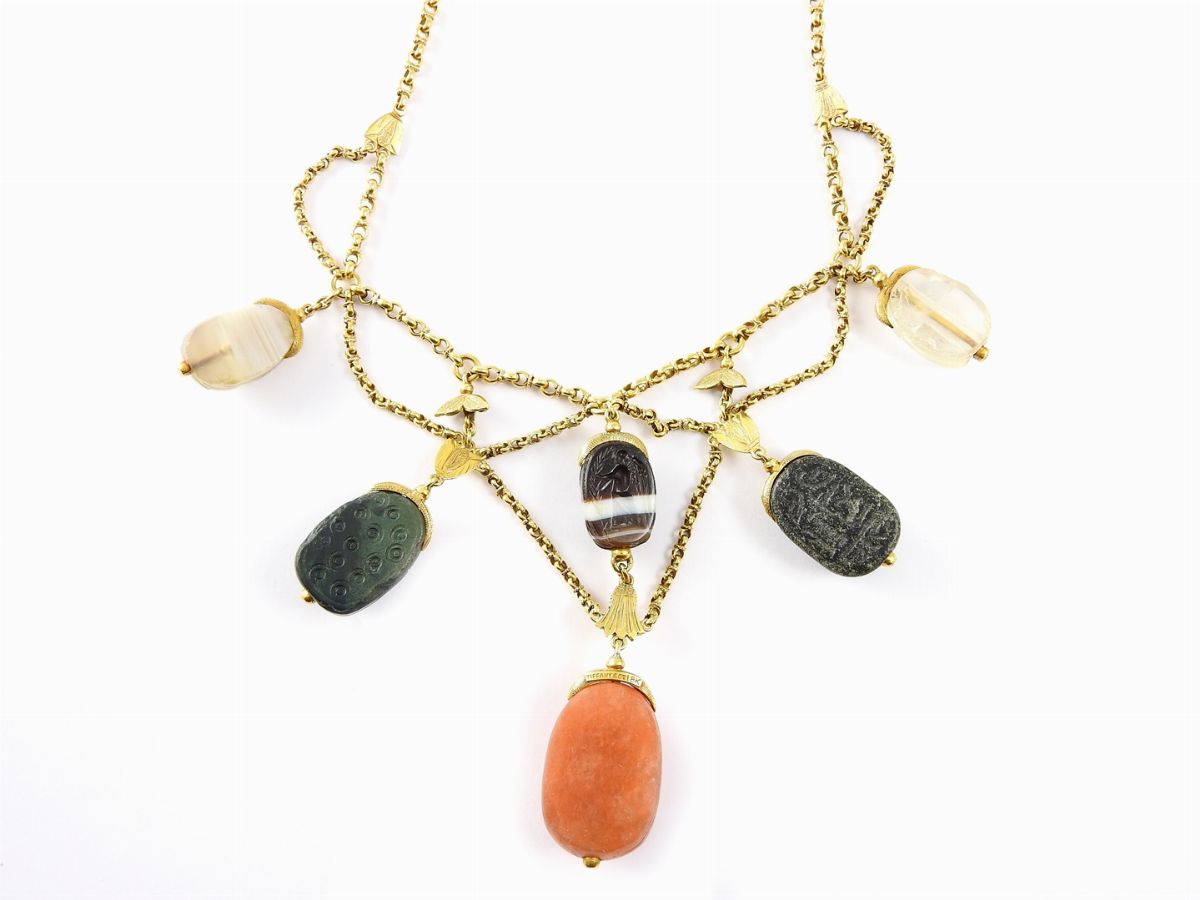 Collana Tiffany & Co. in Oro Giallo con Sei Sigilli Egizi in Pietre Dure