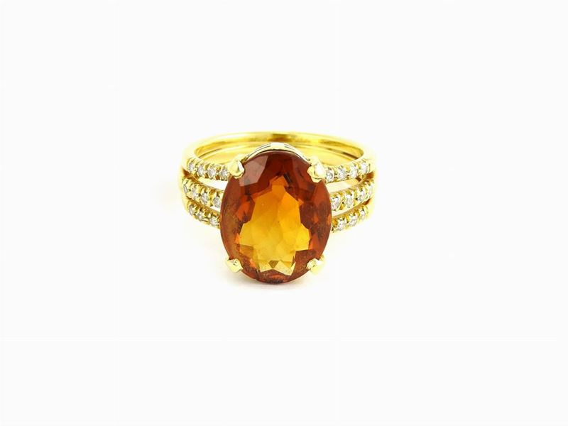 Anello in Oro Giallo con Diamanti e Quarzo Madera