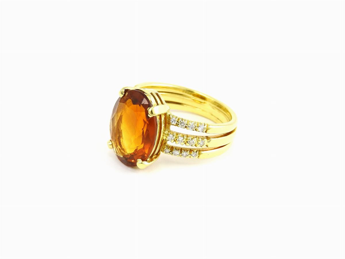 Anello in Oro Giallo con Diamanti e Quarzo Madera