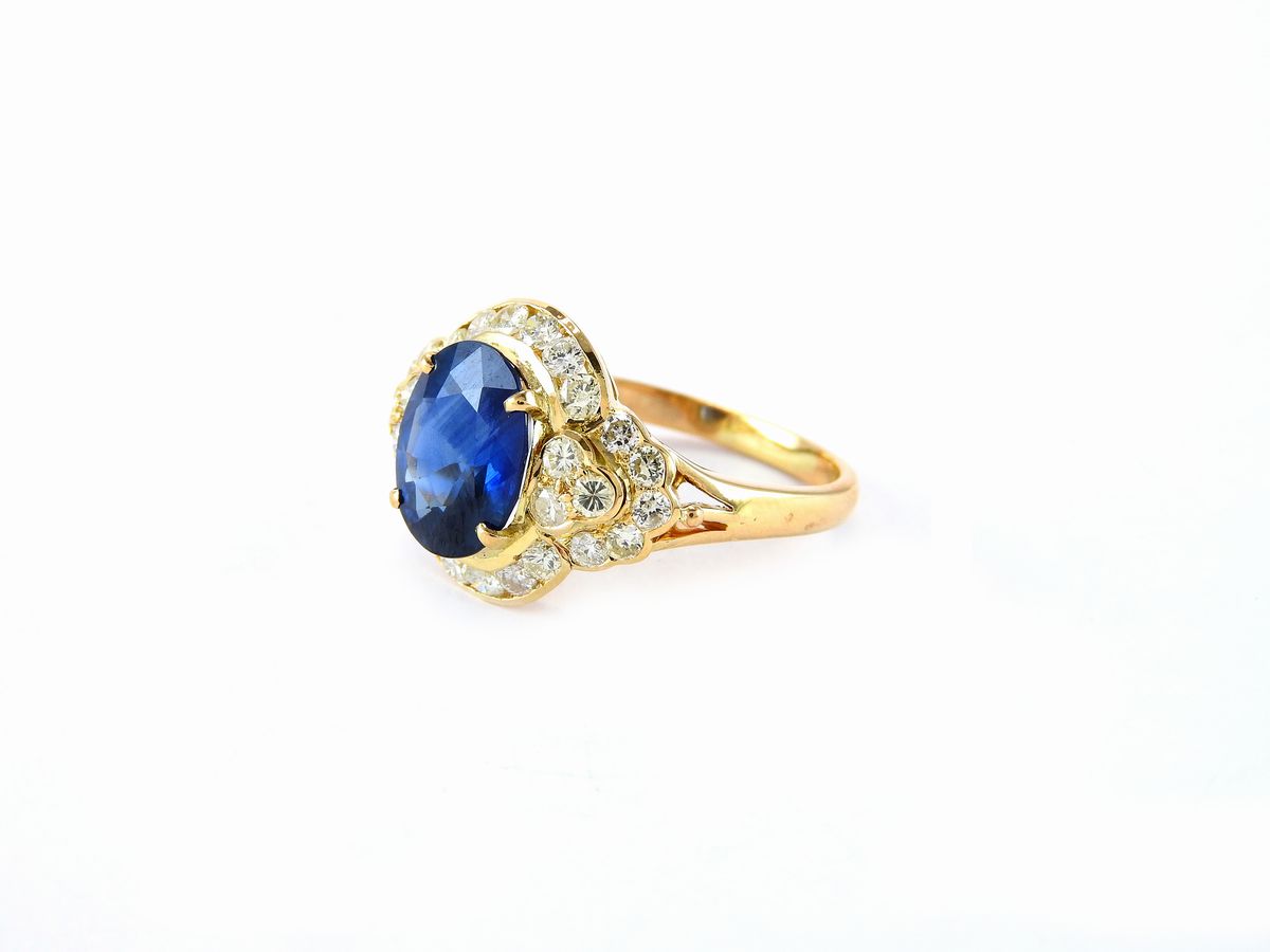 Anello in Oro Giallo con Diamanti e Zaffiro Ovale