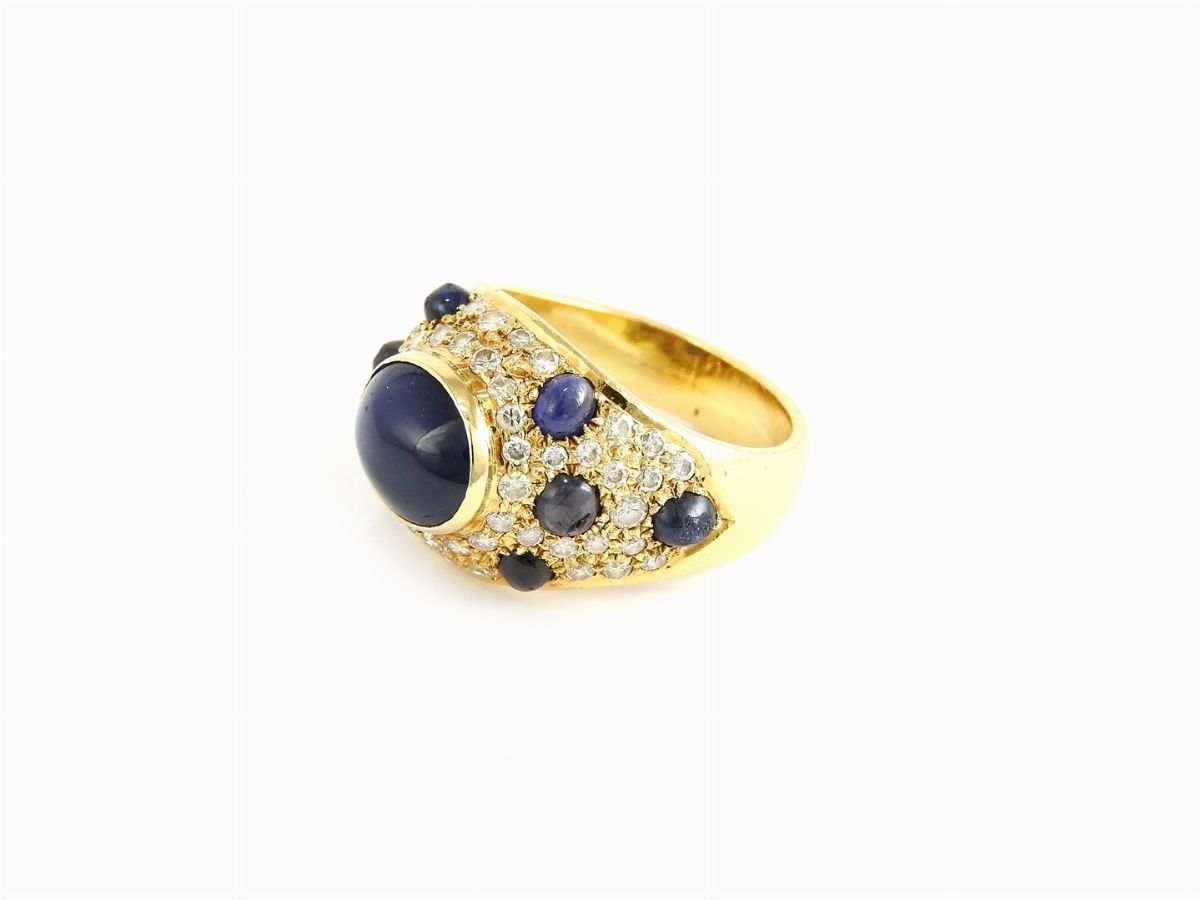 Anello a Cupola in Oro Giallo con Diamanti e Zaffiri