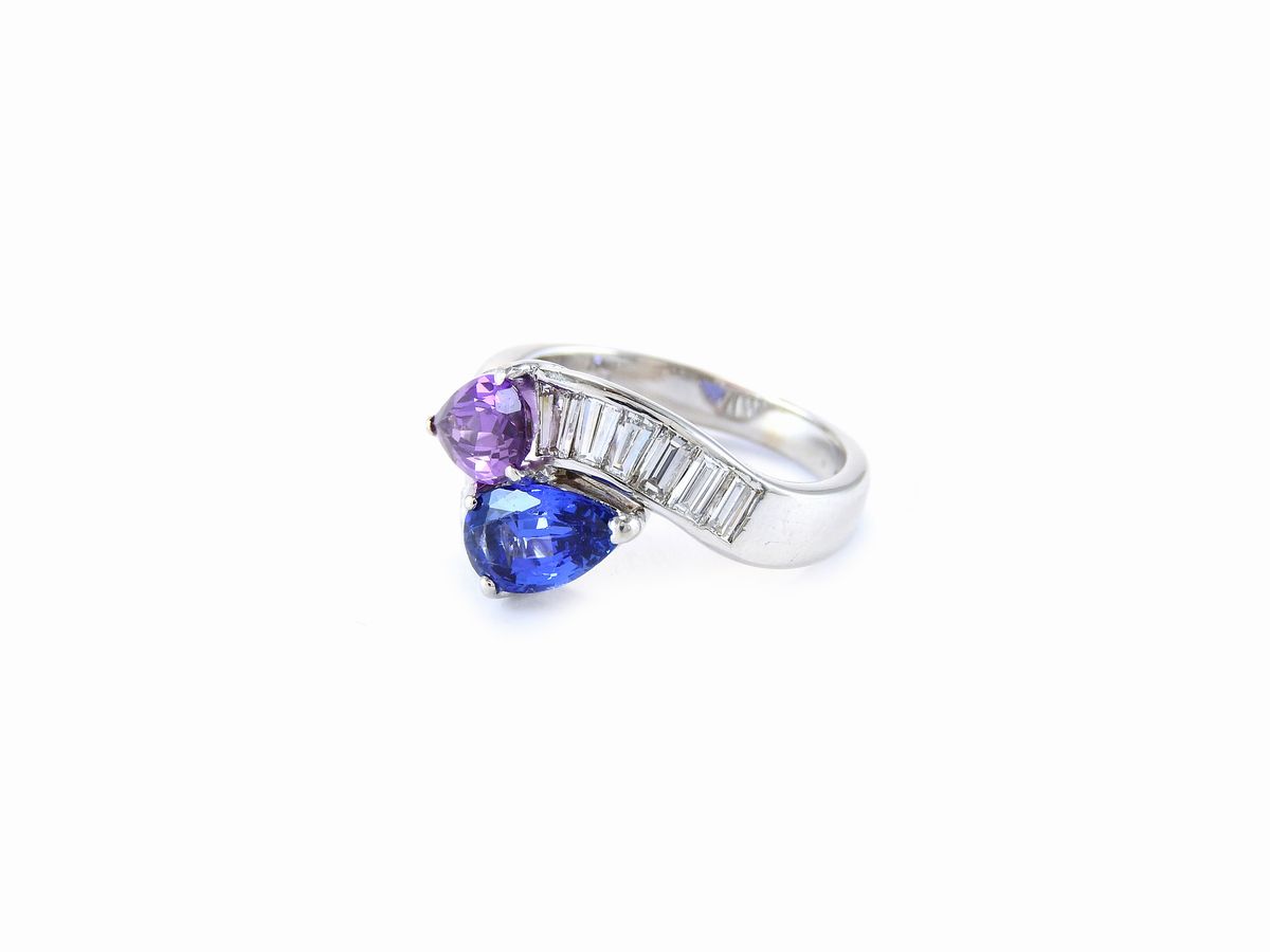 Anello Contrarié in Oro Bianco con Diamanti e Zaffiri Viola e Blu