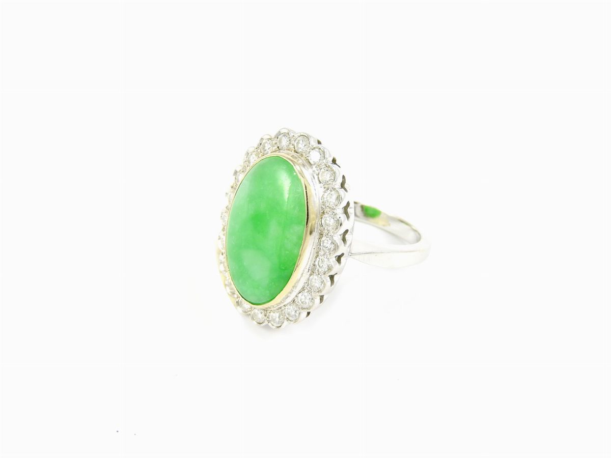 Anello a Margherita in Oro Giallo e Bianco con Diamanti e Giadeite Verde