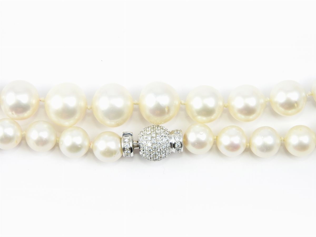 Collana Scalare di Perle Coltivate South Sea con Fermezza a Sfera in Oro Bianco e Diamanti