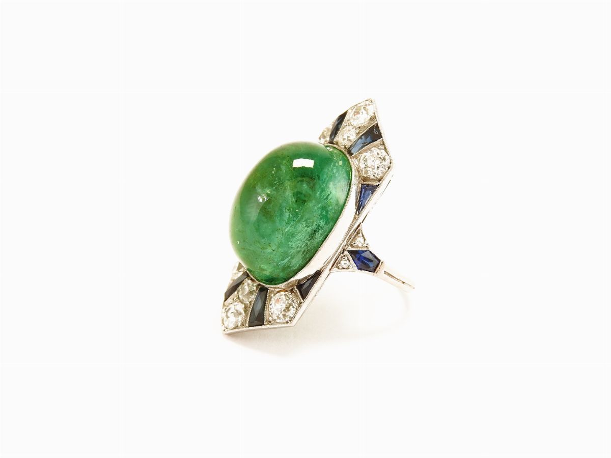 Anello a Piastra Esagonale in Oro Bianco con Diamanti, Zaffiri e Grande Smeraldo