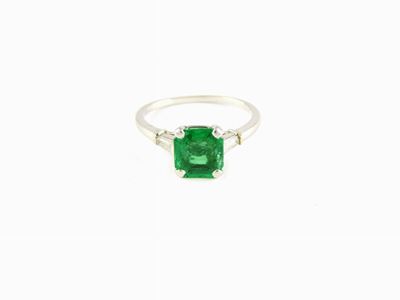 Anello in Oro Bianco con Diamanti e Smeraldo