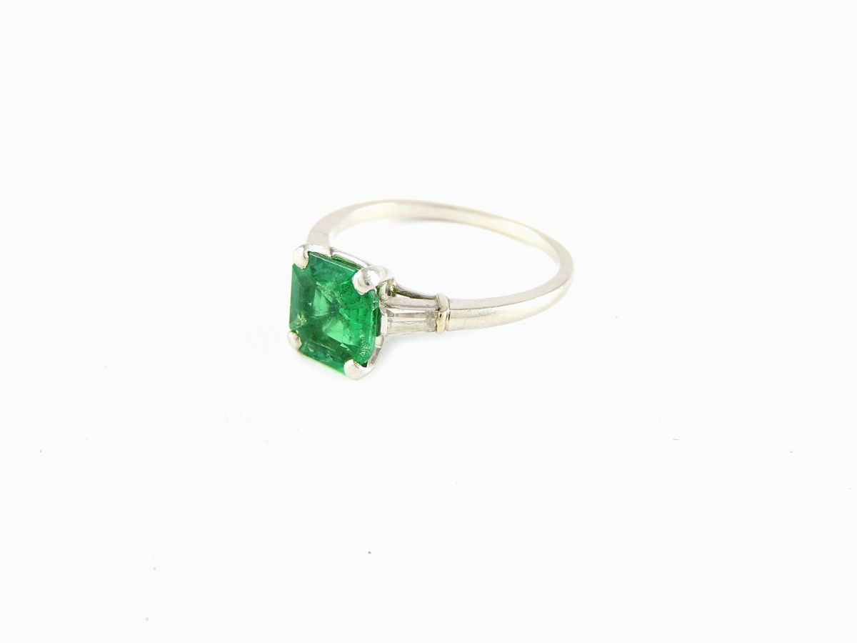 Anello in Oro Bianco con Diamanti e Smeraldo