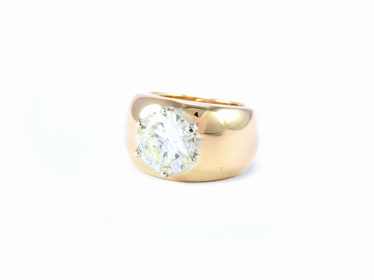 Anello Solitario a Fascia in Oro Giallo con Diamante