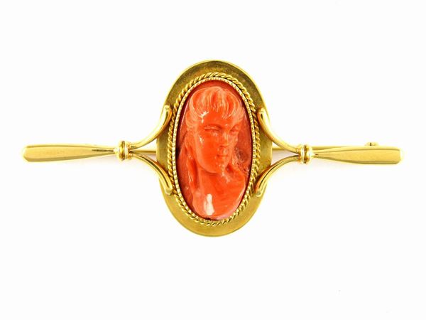Yellow gold bar brooch with engraved red coral  - Auction Jewels - Maison Bibelot - Casa d'Aste Firenze - Milano