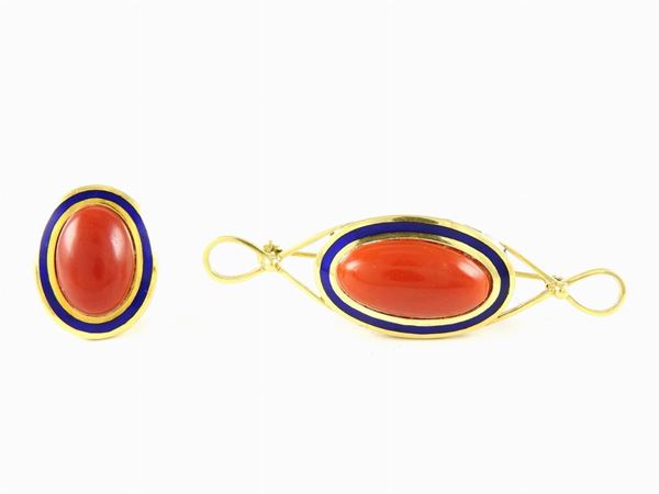 Demi parure of yellow gold ring and brooch with blue enamel and red coral