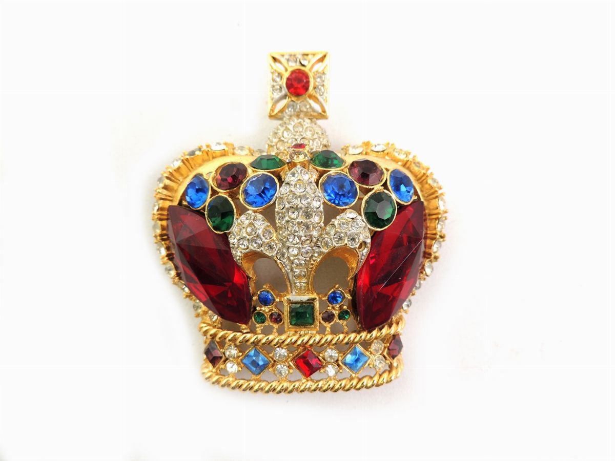 Due Spille in Metallo Dorato e Strass, Butler & Winston e Gianfranco Ferrè
