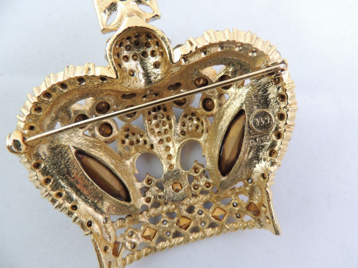 Due Spille in Metallo Dorato e Strass, Butler & Winston e Gianfranco Ferrè