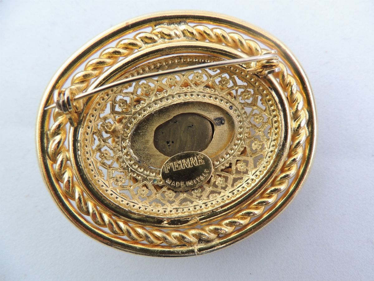 Due Spille in Metallo Dorato e Strass, Butler & Winston e Gianfranco Ferrè