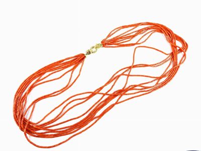 Collana a Nove Fili di Cilindri di Corallo Rosso con Fermezza Animalier in Oro Giallo e Diamanti