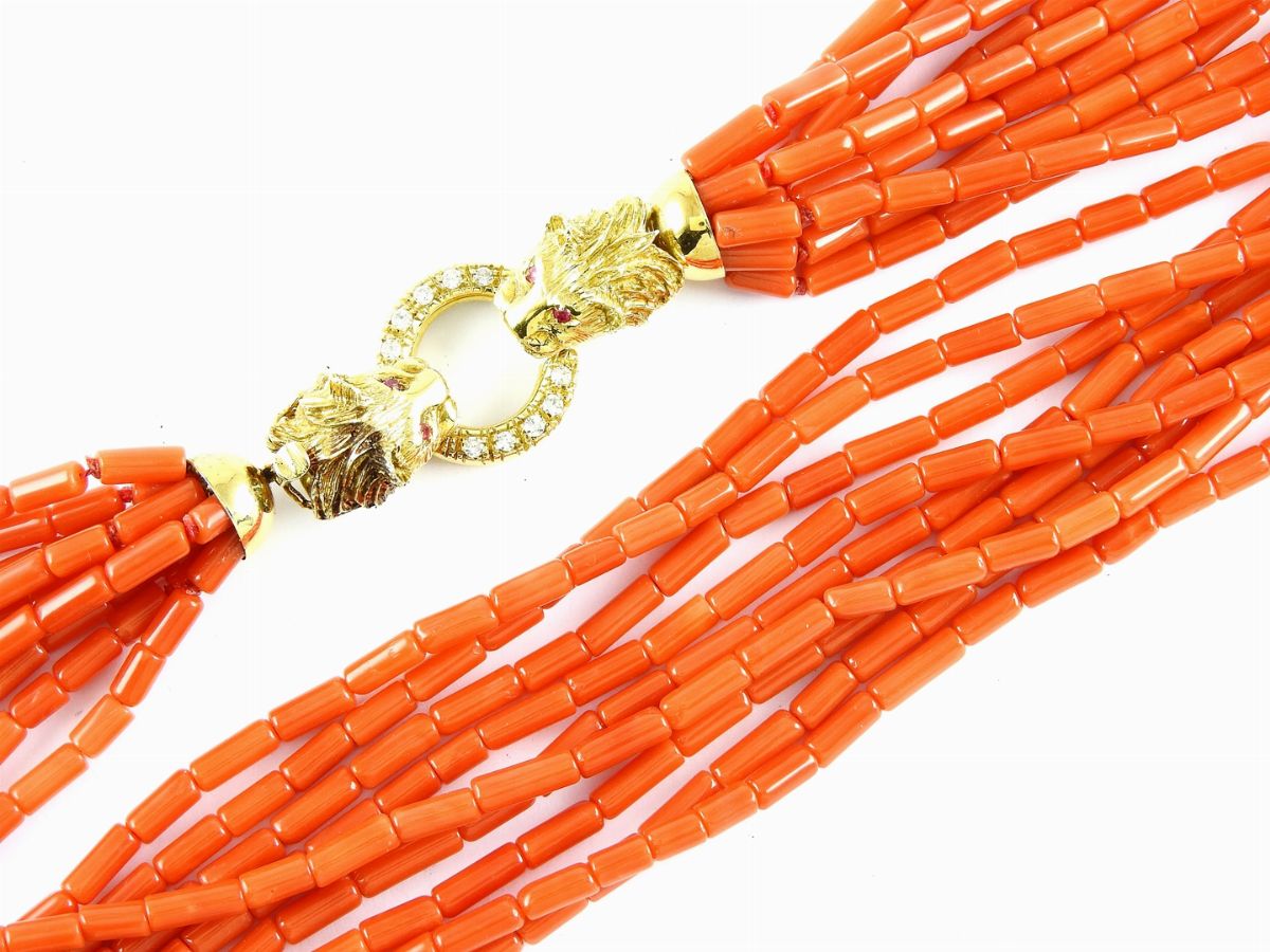 Collana a Nove Fili di Cilindri di Corallo Rosso con Fermezza Animalier in Oro Giallo e Diamanti