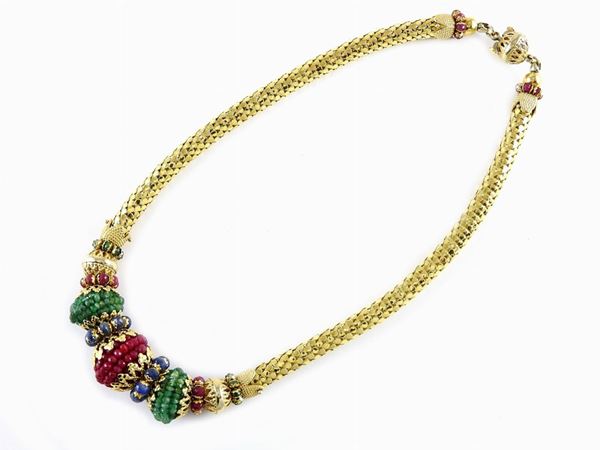Collana in oro giallo con sfere sfaccettate di rubini, zaffiri e smeraldi