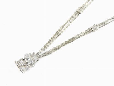 Girocollo a Tre Catene con Inserti a Forma di Stella e Pendente Animalier in Oro Bianco e Diamant...