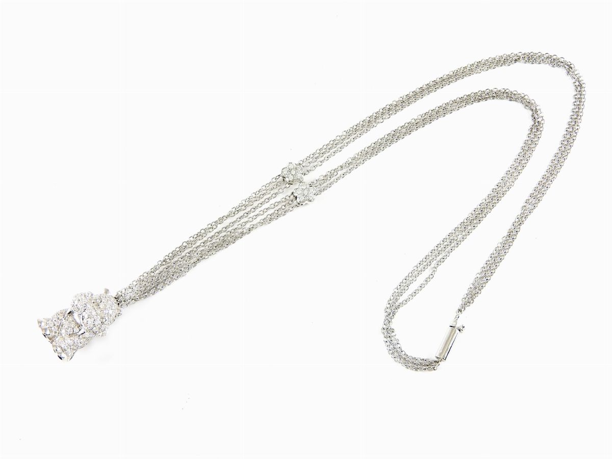 Girocollo a Tre Catene con Inserti a Forma di Stella e Pendente Animalier in Oro Bianco e Diamant...
