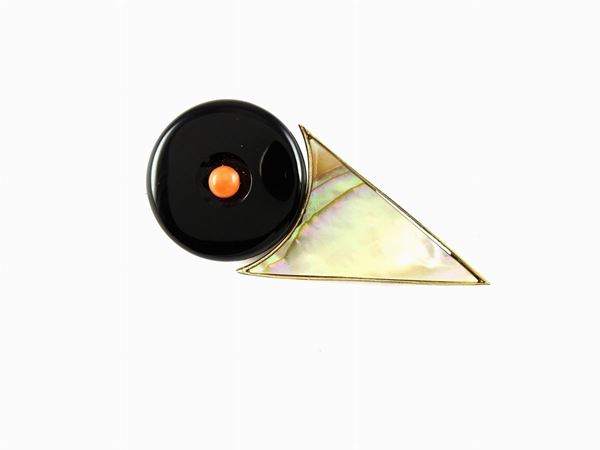 Yellow gold design brooch with mother-of-pearl, onyx and orange coral  - Auction Jewels - II - II - Maison Bibelot - Casa d'Aste Firenze - Milano