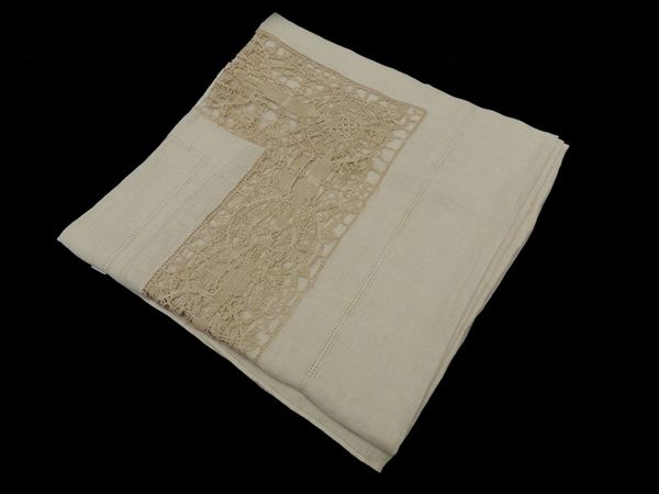 Ecrù linen tablecloth