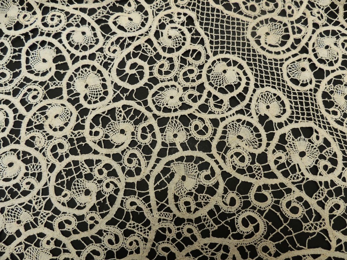 Copriletto in Cotone Ricamato a Fuselli