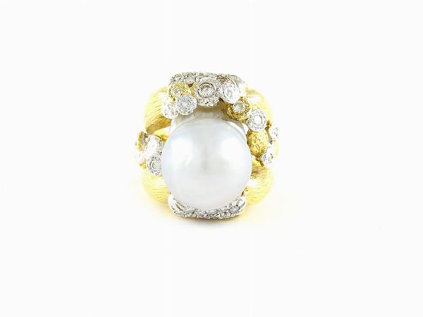 White and yellow gold ring with diamonds and baroque shaped pearl