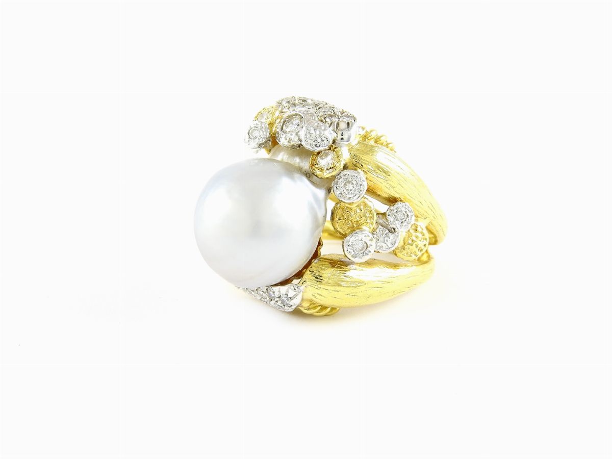 Anello in Oro Giallo e Bianco con Diamanti e Perla Barocca