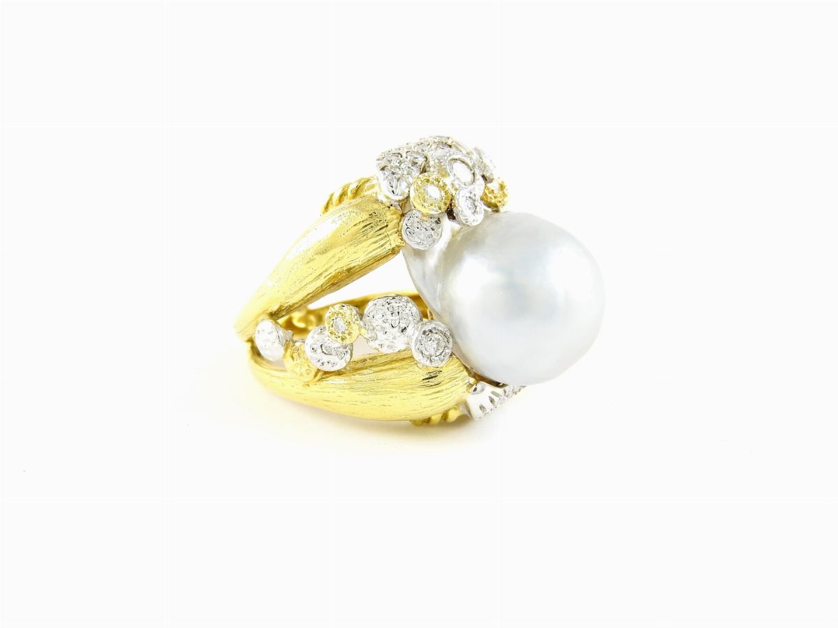 Anello in Oro Giallo e Bianco con Diamanti e Perla Barocca