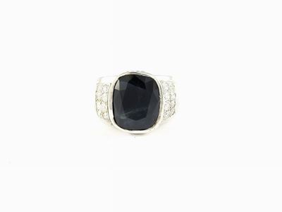 Anello a Fascia in Oro Bianco con Diamanti e Zaffiro