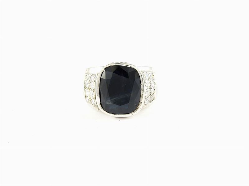 Anello a Fascia in Oro Bianco con Diamanti e Zaffiro