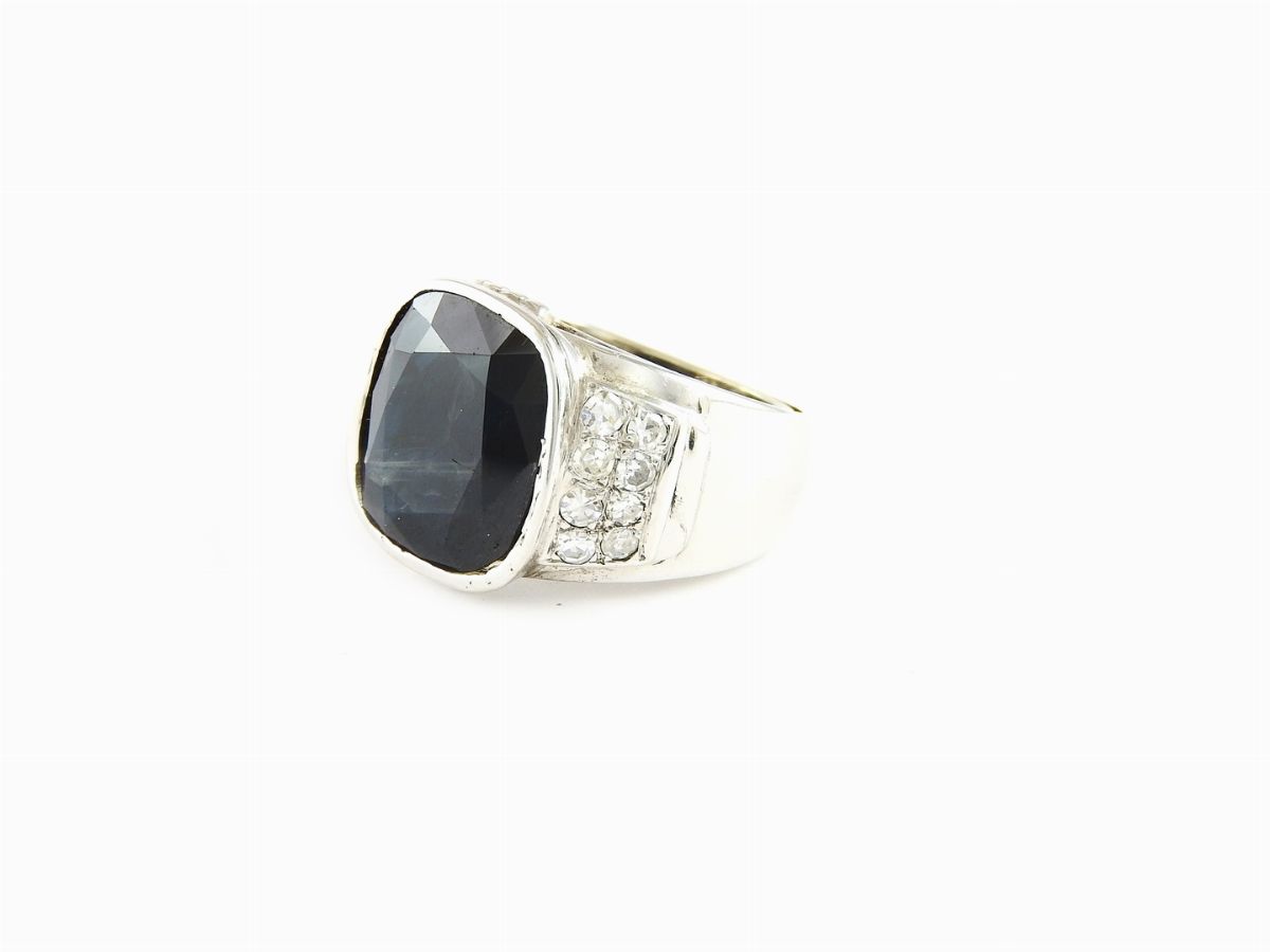 Anello a Fascia in Oro Bianco con Diamanti e Zaffiro
