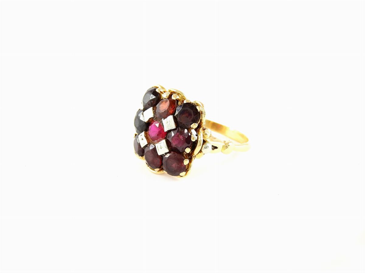 Anello a Piastra in Oro Giallo e Bianco con Granati