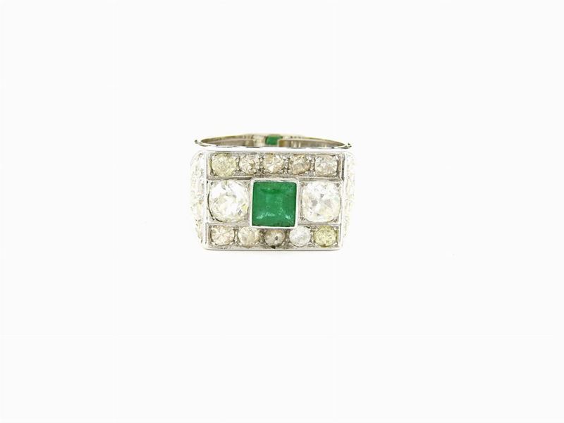 Anello a Piastra in Oro Bianco con Diamanti e Smeraldo