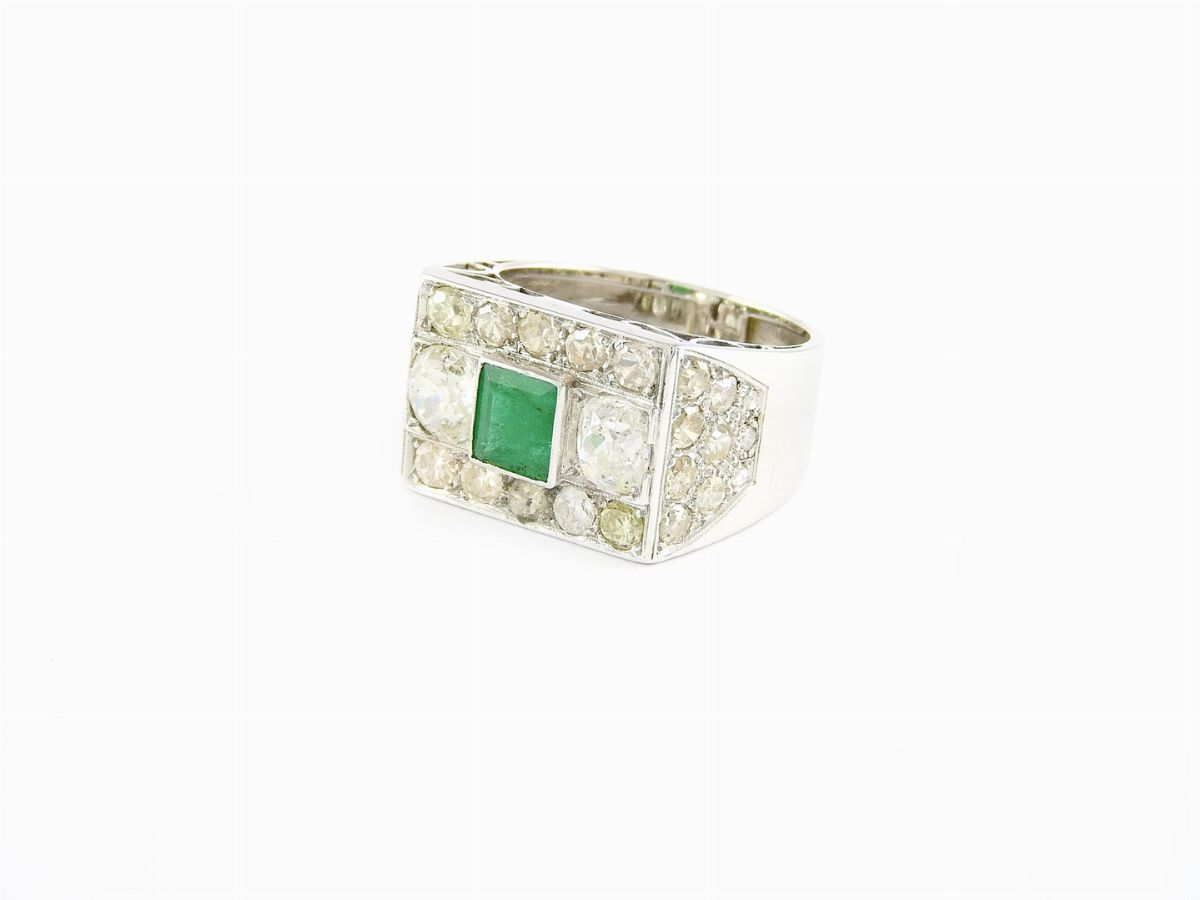 Anello a Piastra in Oro Bianco con Diamanti e Smeraldo
