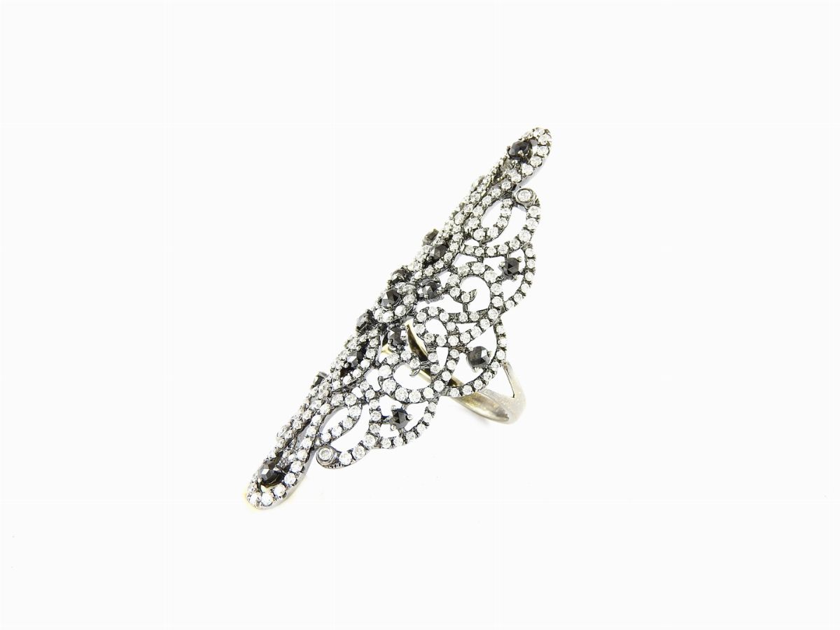 Anello in Oro Brunito con Diamanti Incolori e Neri