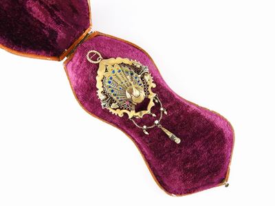 Pendente Portaritratti Animalier in Oro Giallo, Smalti Policromi, Cristallo di Rocca e Microperle