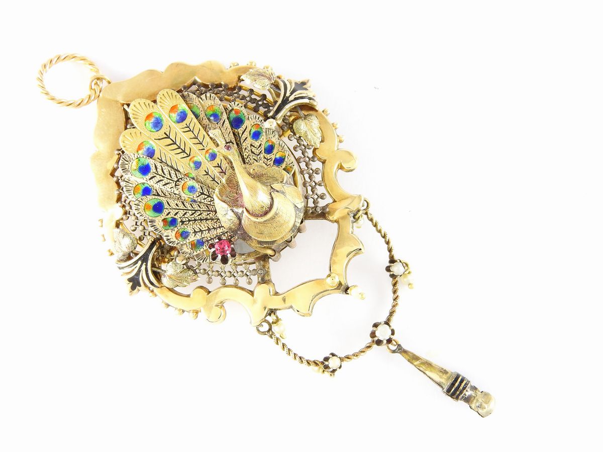 Pendente Portaritratti Animalier in Oro Giallo, Smalti Policromi, Cristallo di Rocca e Microperle