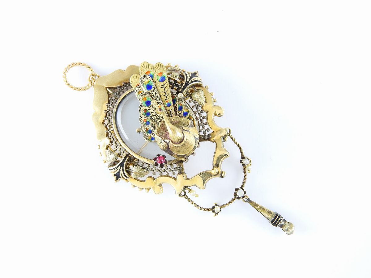 Pendente Portaritratti Animalier in Oro Giallo, Smalti Policromi, Cristallo di Rocca e Microperle