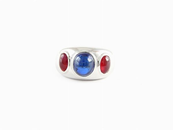 White gold band ring with sapphire and rubies
