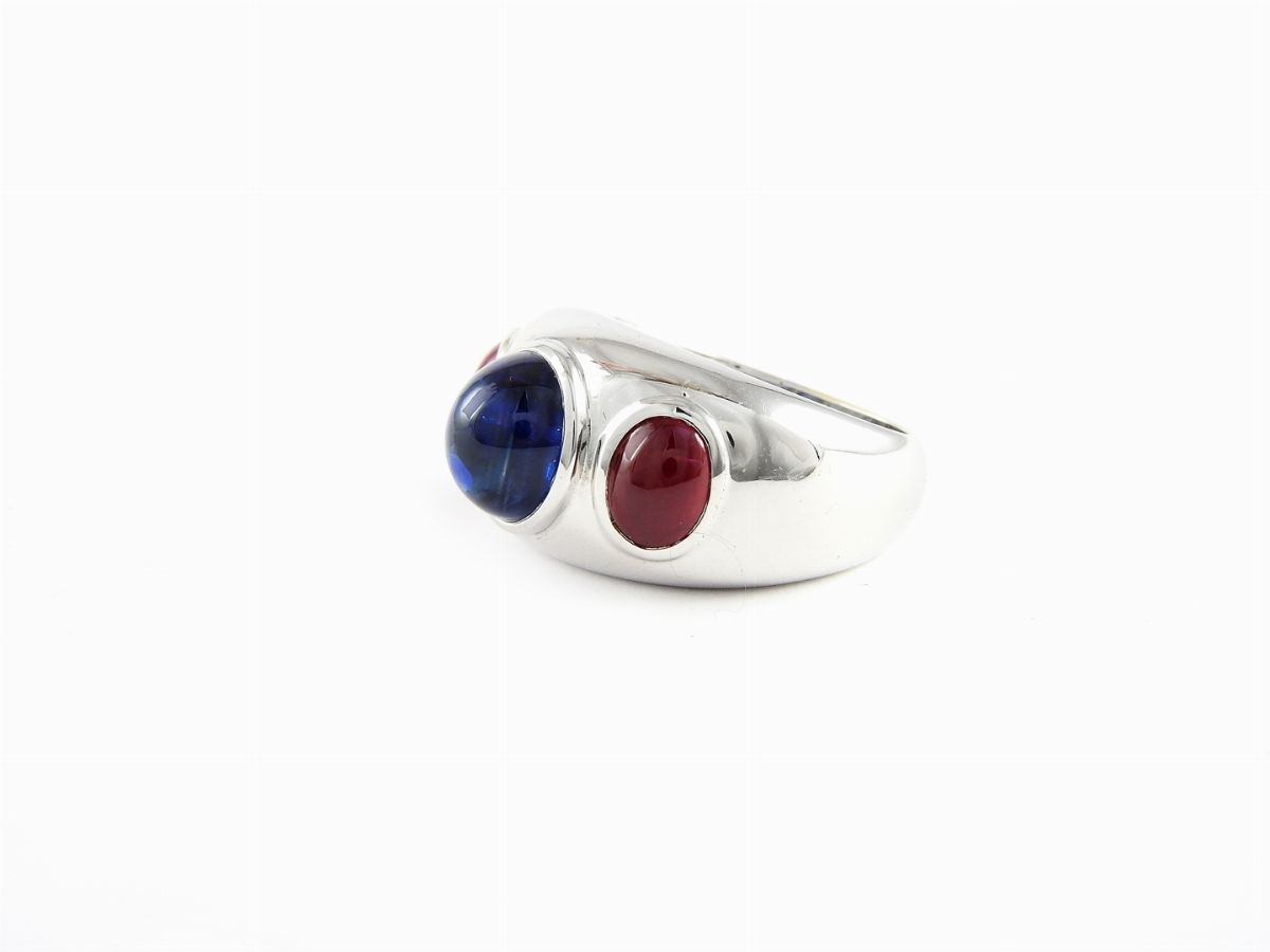 Anello a Fascia in Oro Bianco, Zaffiro e Rubini