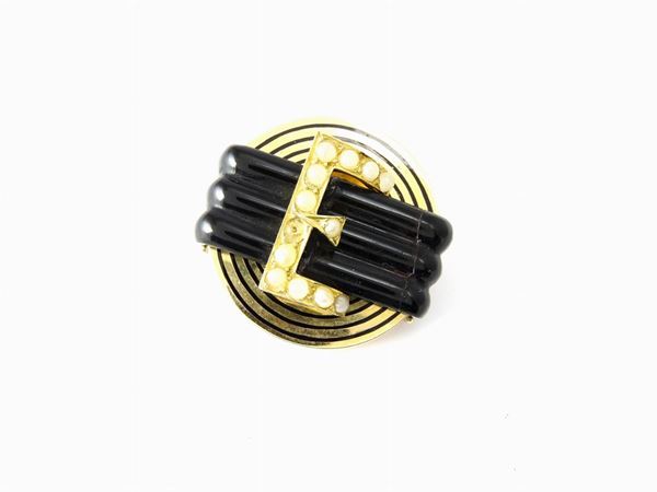 Yellow gold brooch with enamels, onyx and half-pearls