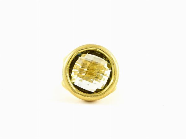 Satin yellow gold Calgaro ring with prase quartz
